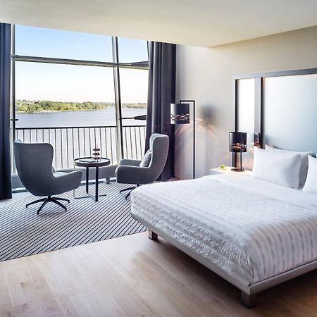 Le Meridien Hamburg Dış mekan fotoğraf A guest room at the Westin Riverfront