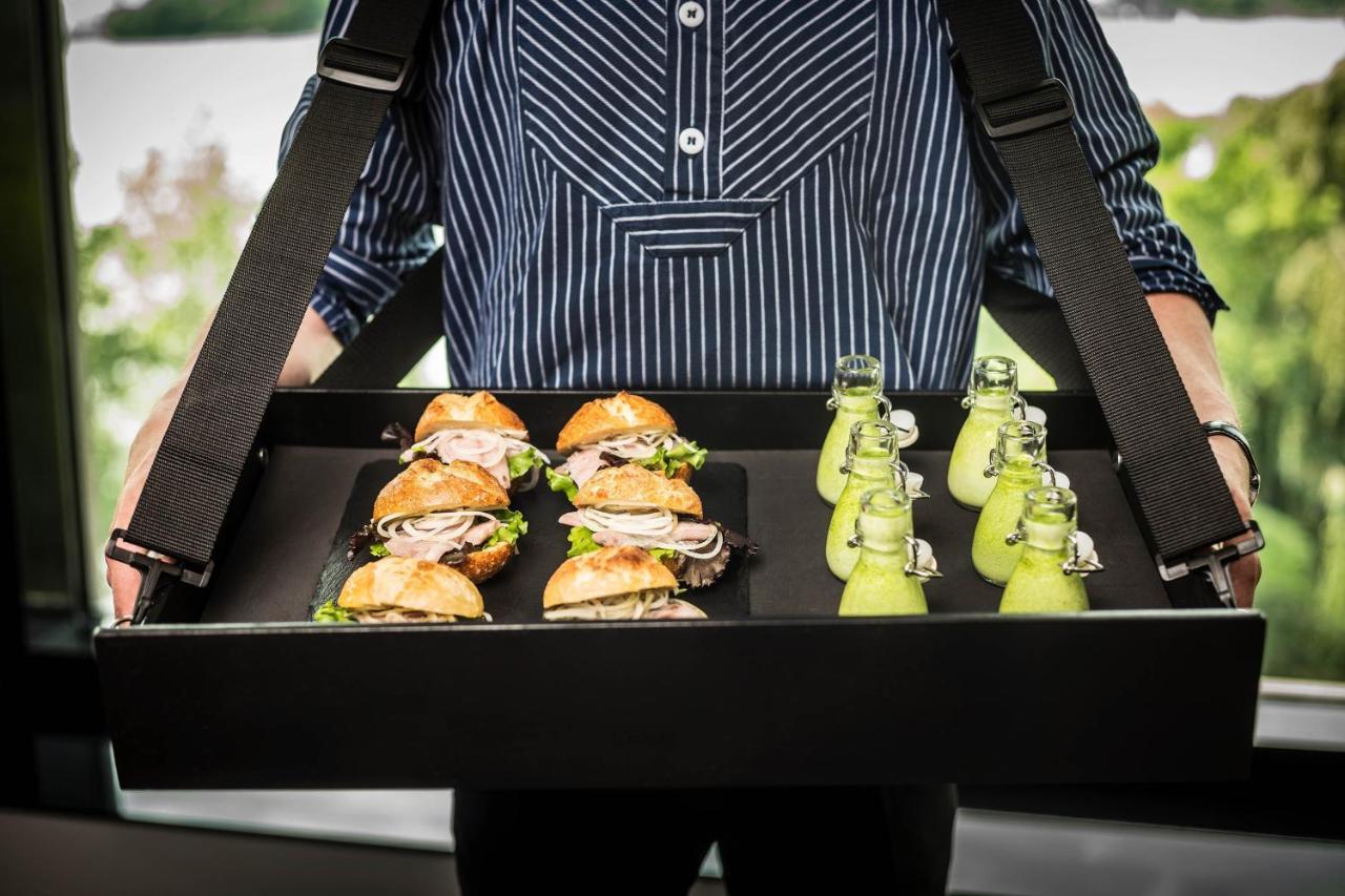Le Meridien Hamburg Dış mekan fotoğraf A waiter holding a tray of food