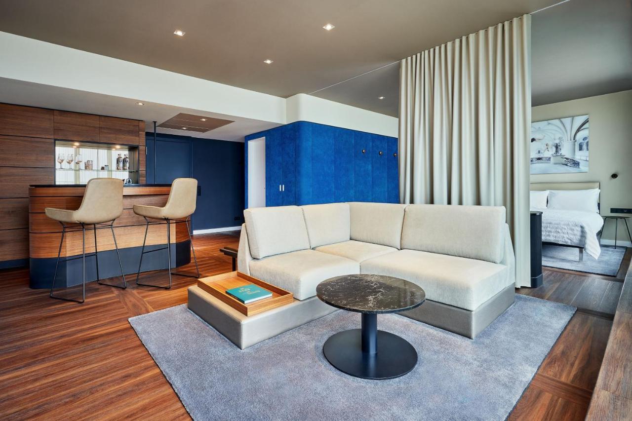 Le Meridien Hamburg Dış mekan fotoğraf The interior of a suite