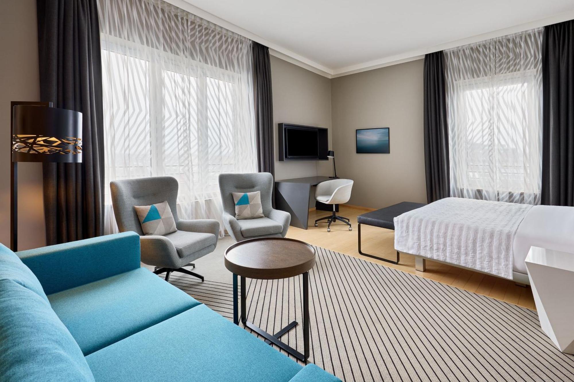 Le Meridien Hamburg Dış mekan fotoğraf A room at the hotel