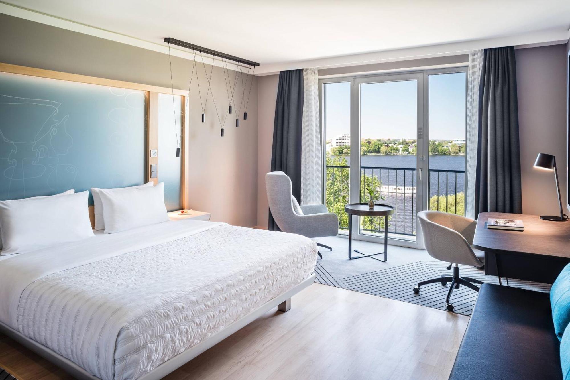 Le Meridien Hamburg Dış mekan fotoğraf A room at the hotel