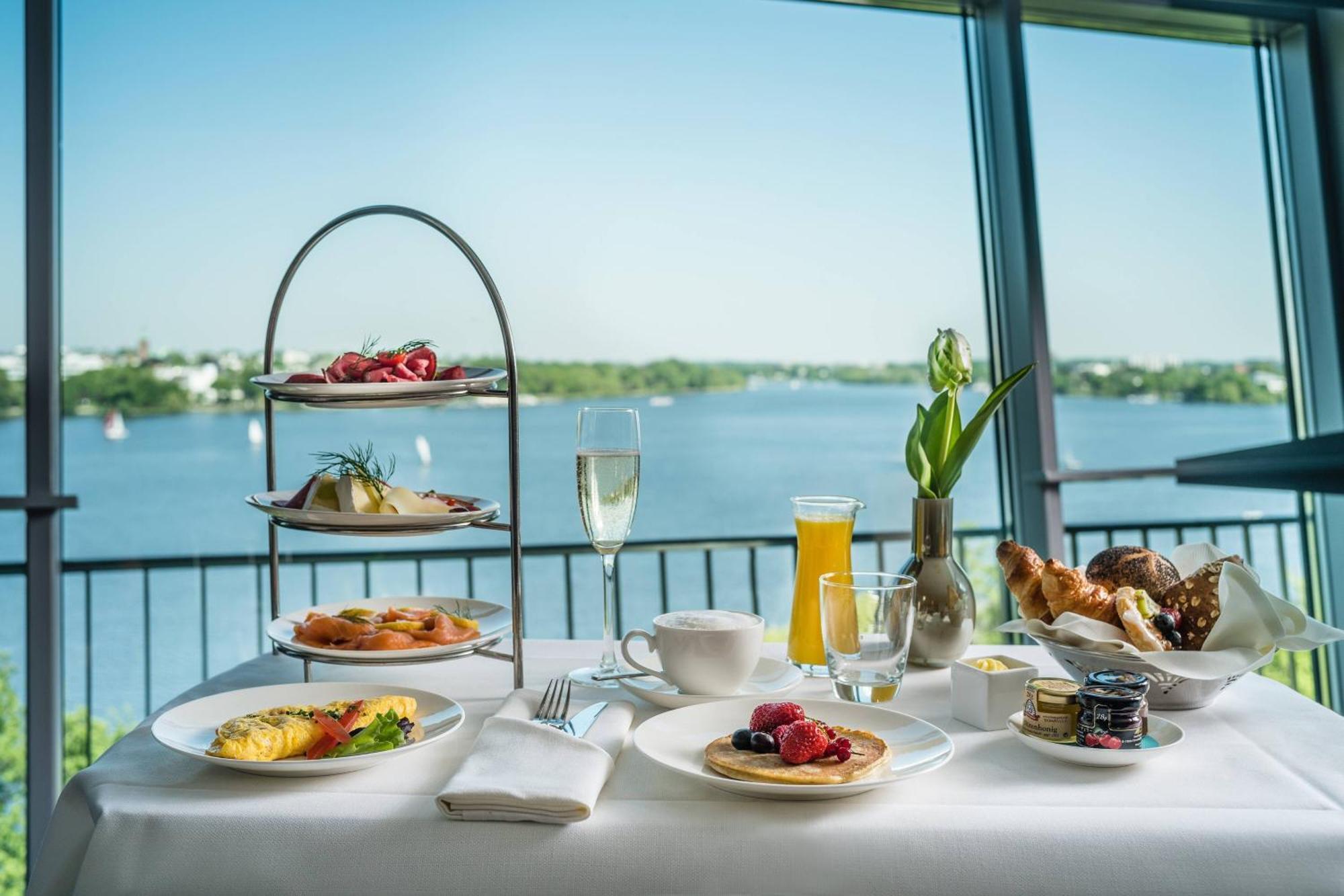Le Meridien Hamburg Dış mekan fotoğraf Afternoon tea at the InterContinental Hotel, Berlin