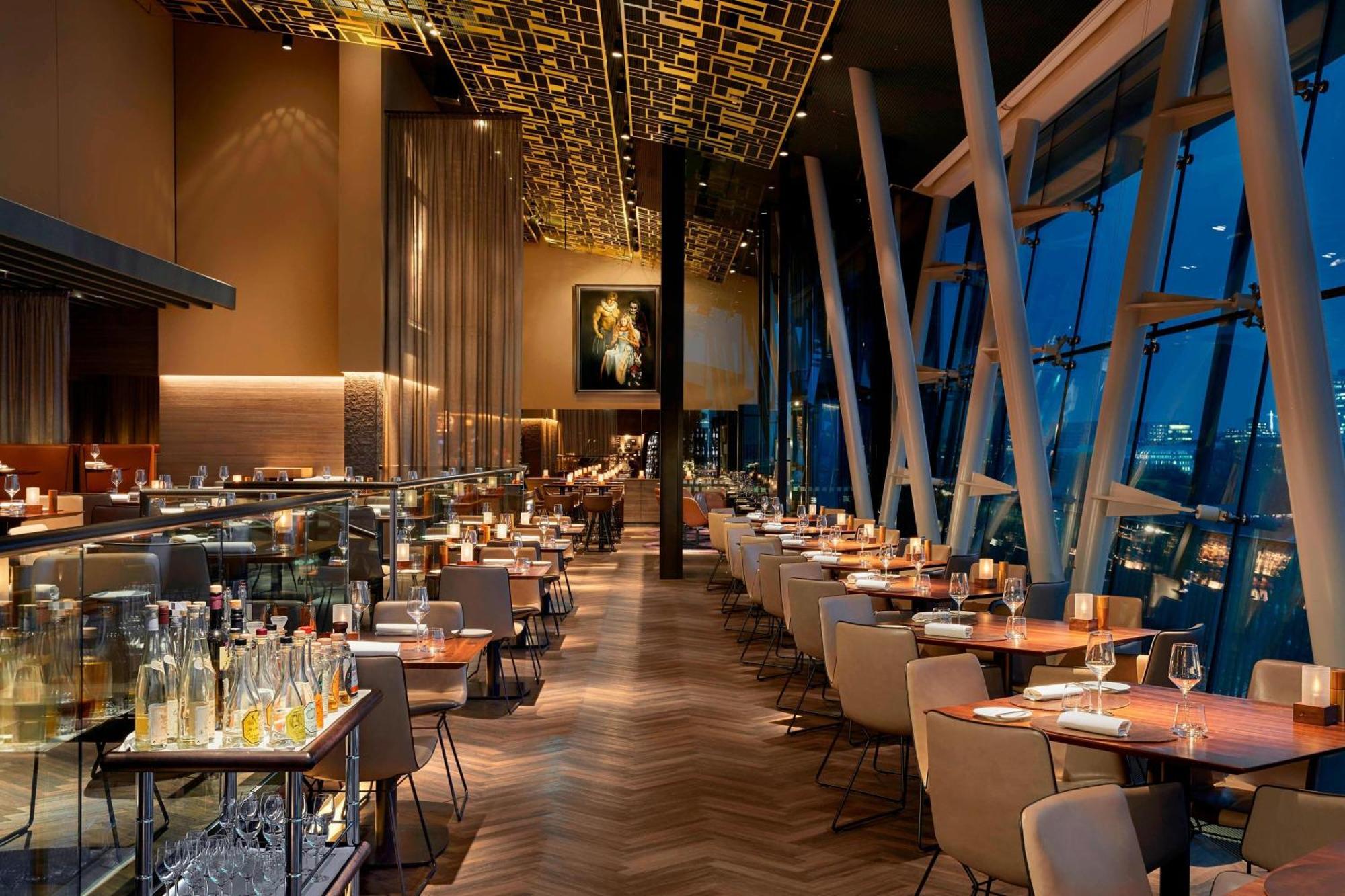Le Meridien Hamburg Dış mekan fotoğraf The interior of the restaurant