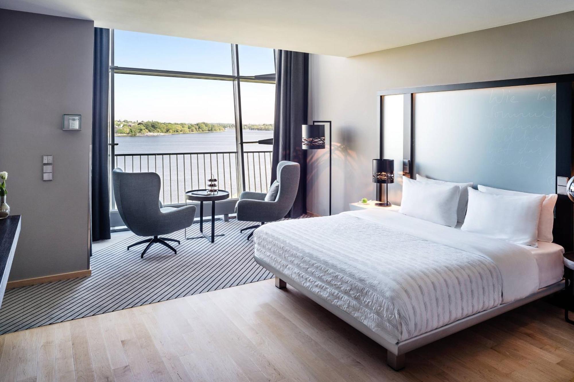 Le Meridien Hamburg Dış mekan fotoğraf A guest room at the Westin Riverfront