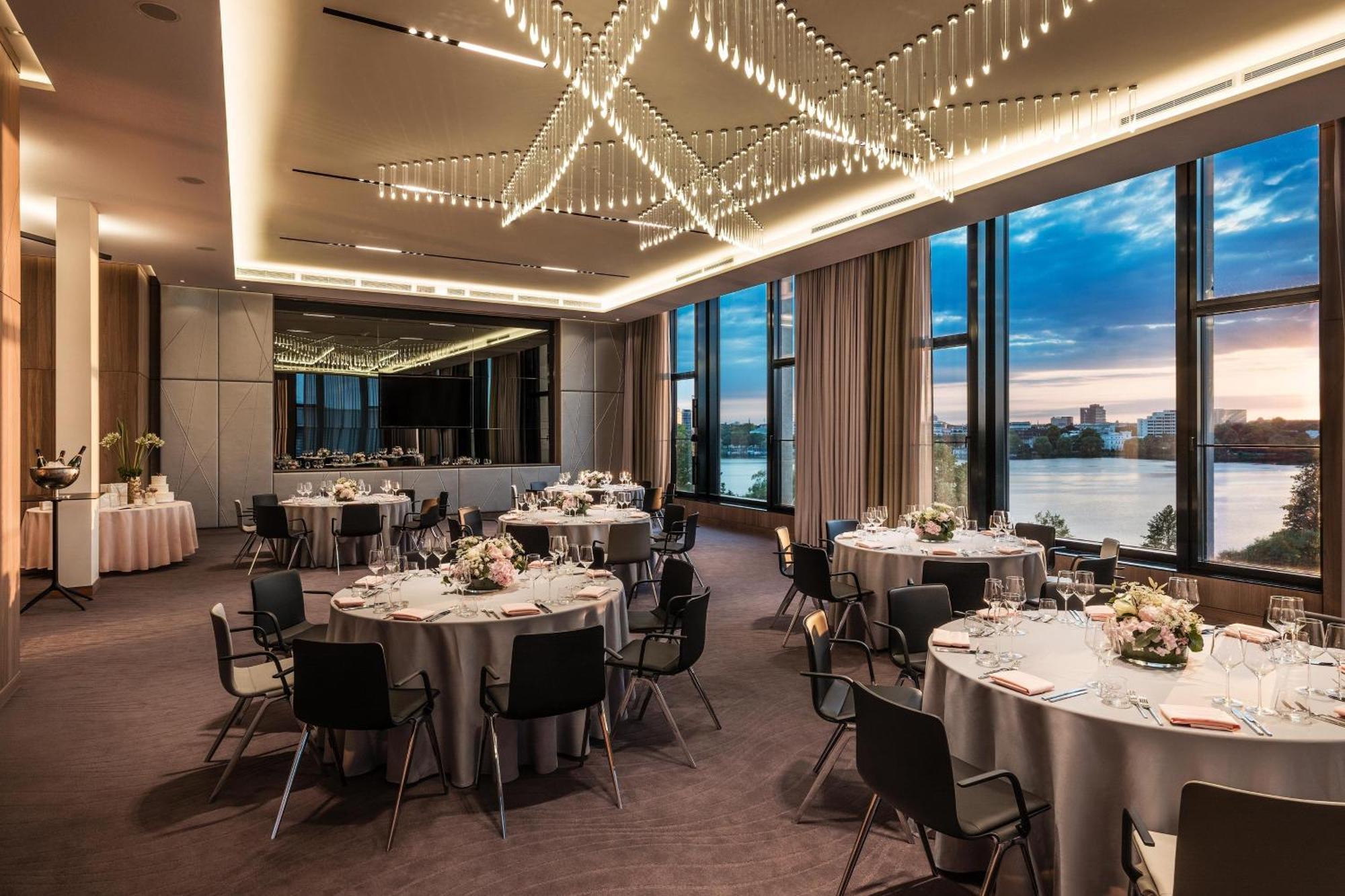 Le Meridien Hamburg Dış mekan fotoğraf The Riverfront Ballroom