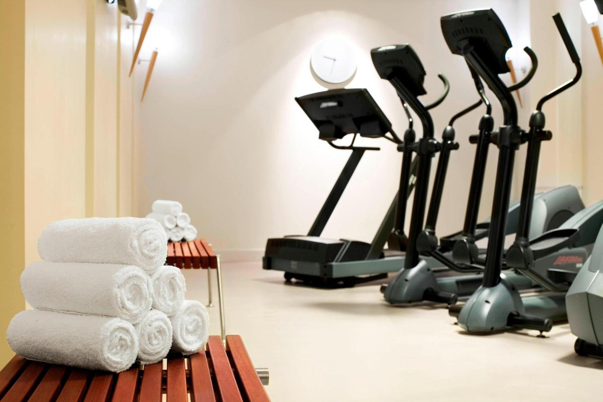 Le Meridien Hamburg Dış mekan fotoğraf Elliptical cross trainer