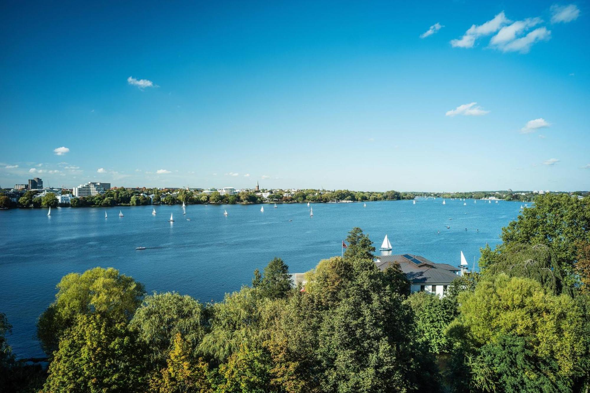 Le Meridien Hamburg Dış mekan fotoğraf View of the river from the observation tower
